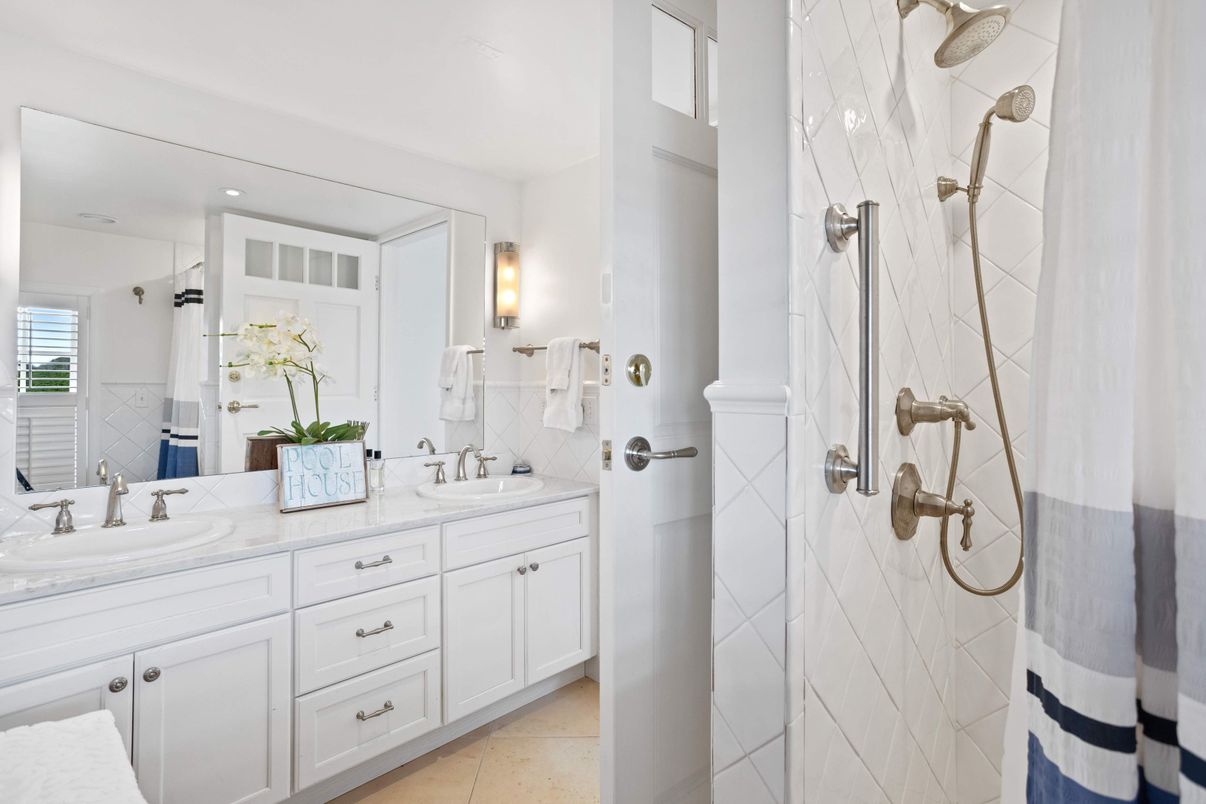 Bathroom, Dual Sink Vanities, Interior, Recessed Lighting