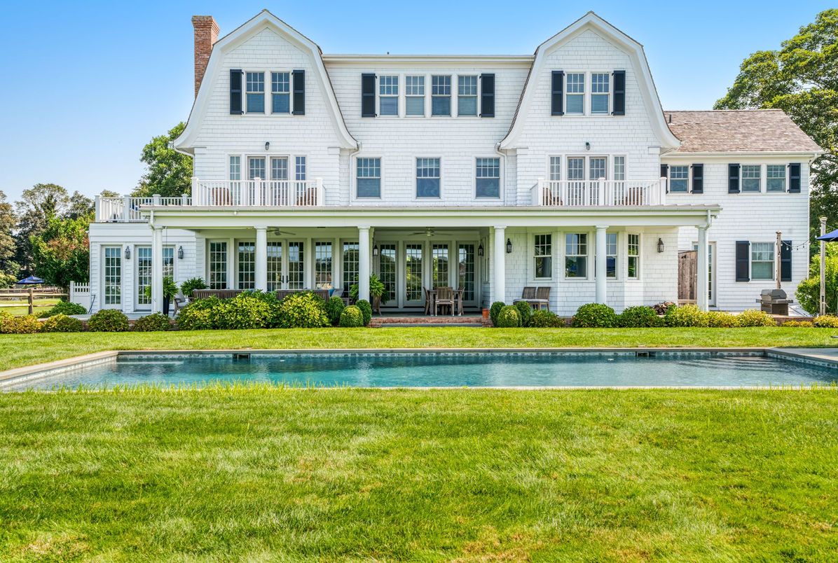 Exterior, Facade, Pool, Farmhouse