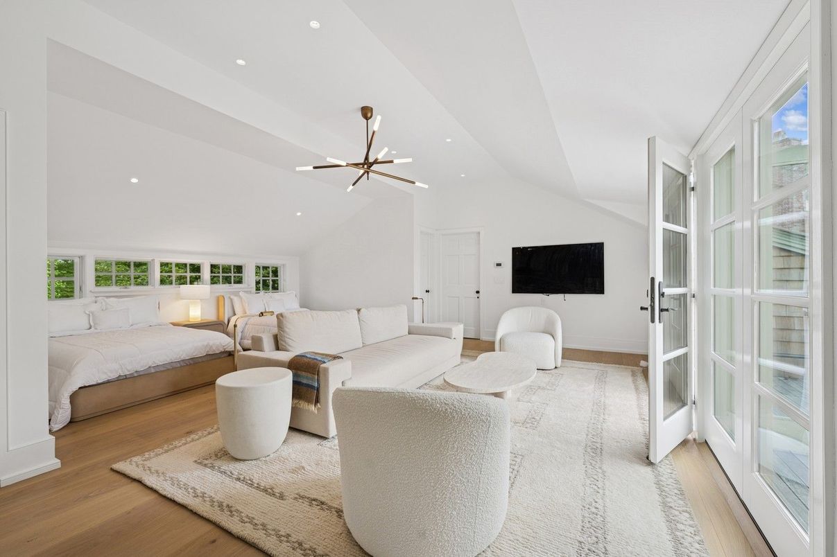 Bedroom, Interior, Living room, Pendant Lights, Recessed Lighting, Wood Texture Flooring