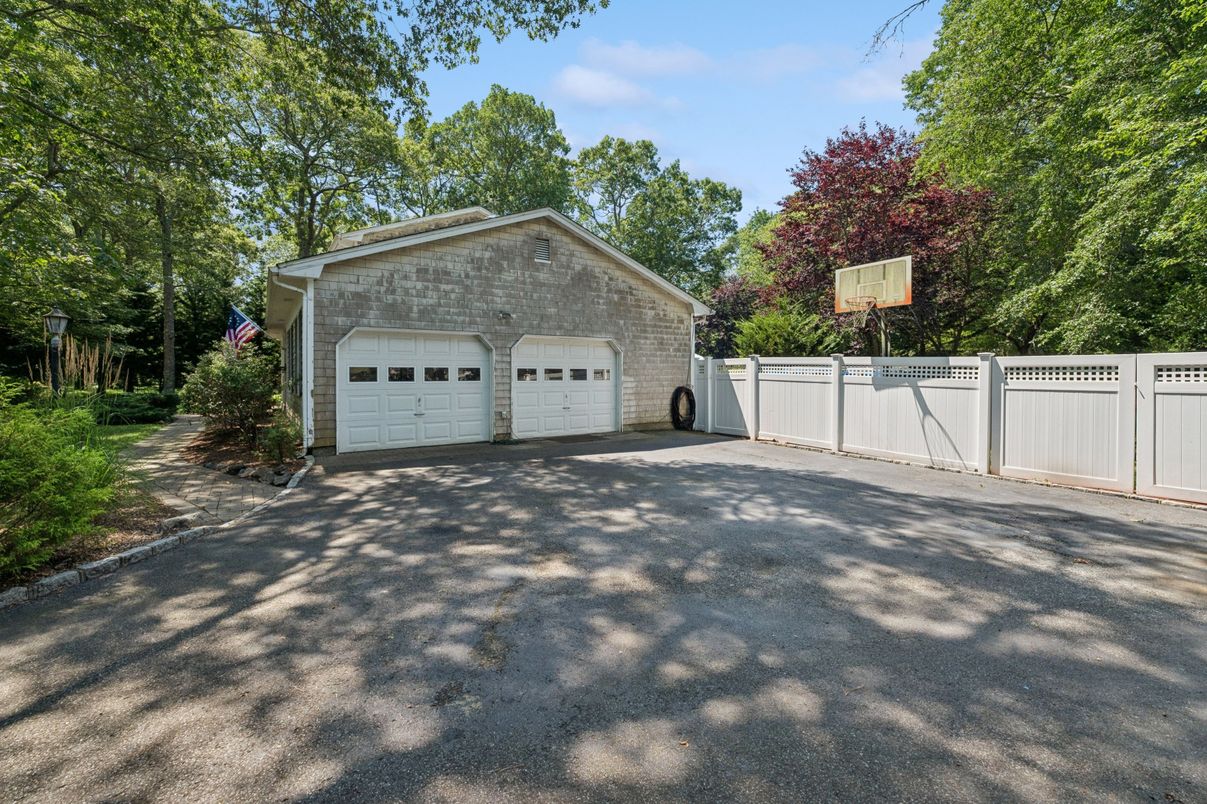 Detached Garage, Exterior