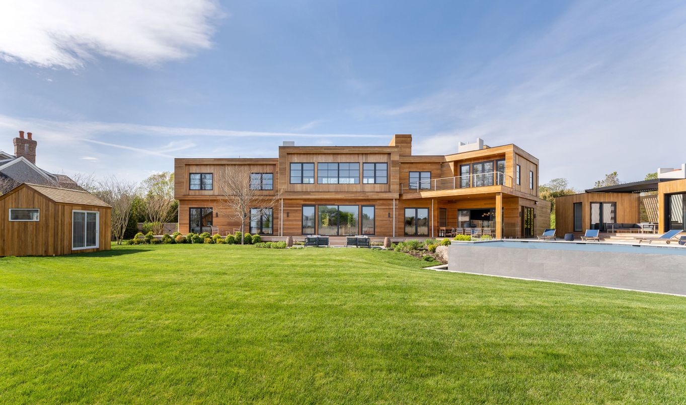 Backyard, Exterior, Facade, Pool, Modern