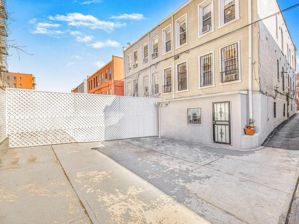 Exterior, Facade, Rowhouse