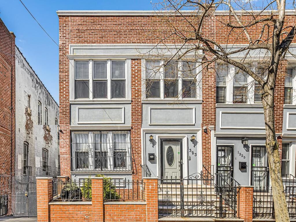 Exterior, Facade, Brick Facade, Rowhouse