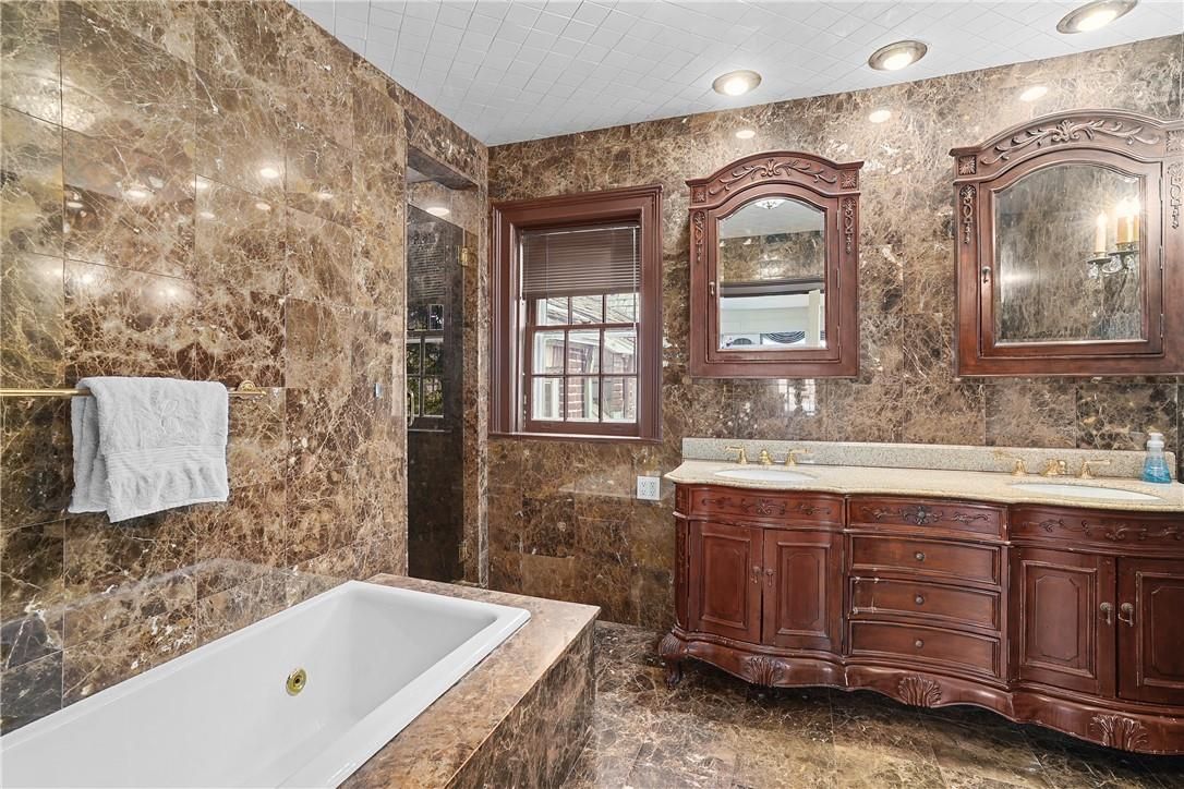 Bathroom, Dual Sink Vanities, Interior, Recessed Lighting