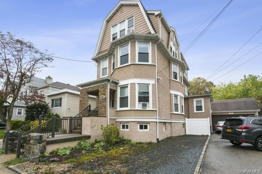 Exterior, Facade, Queen Anne Victorian