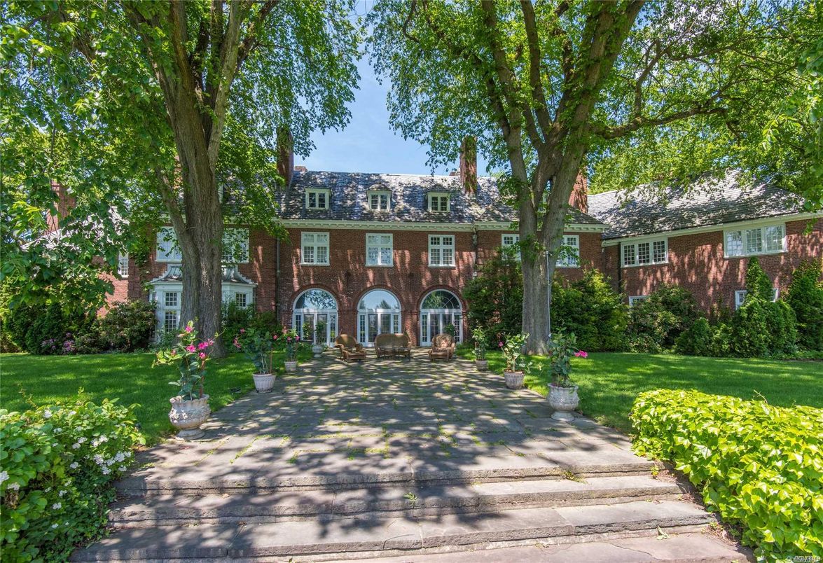 Exterior, Facade, Brick Facade, Georgian