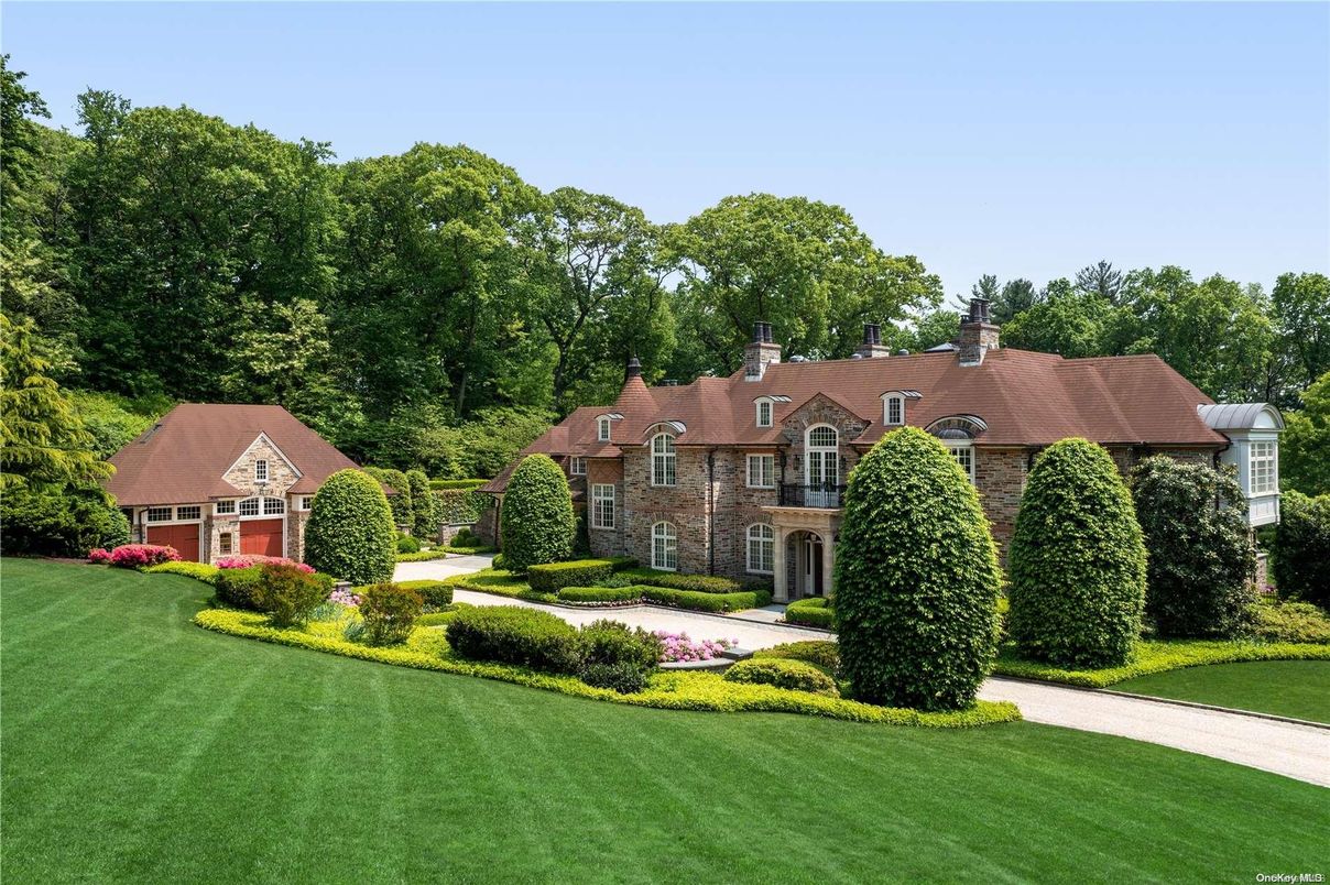 Backyard, Exterior, Facade, Brick Facade, French Provincial
