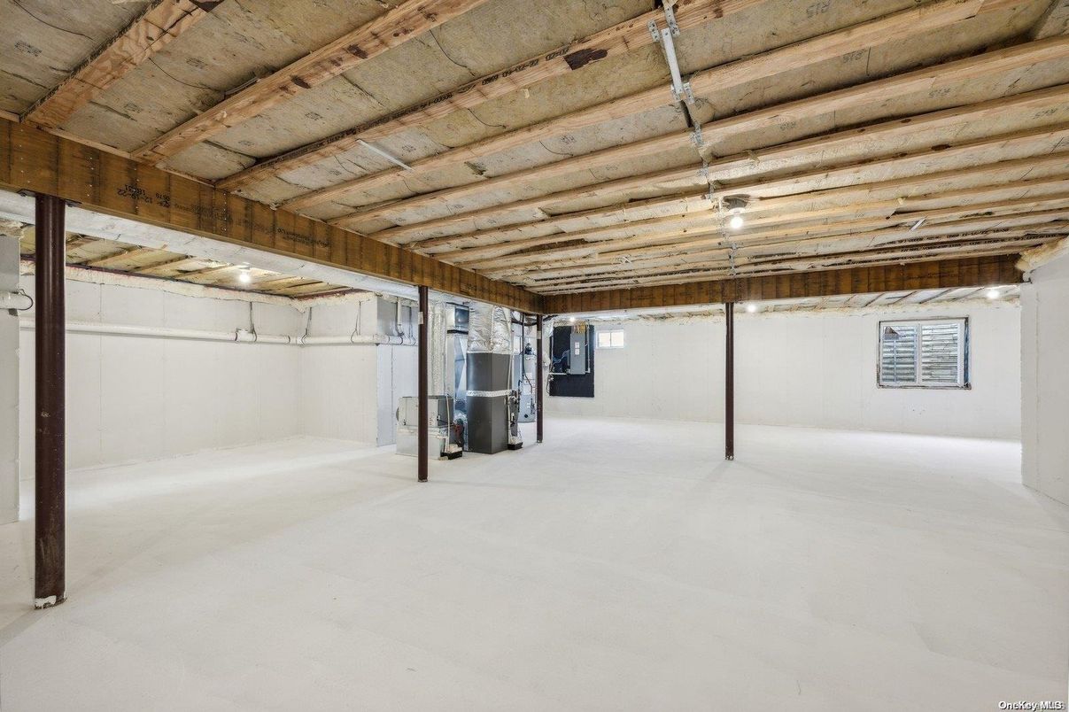 Empty room, Interior, Wooden Beams