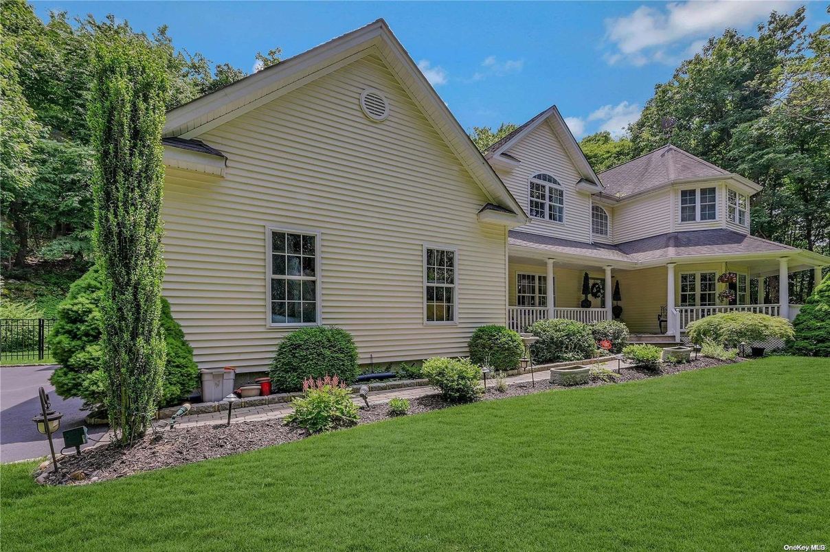 Exterior, Facade, Farmhouse