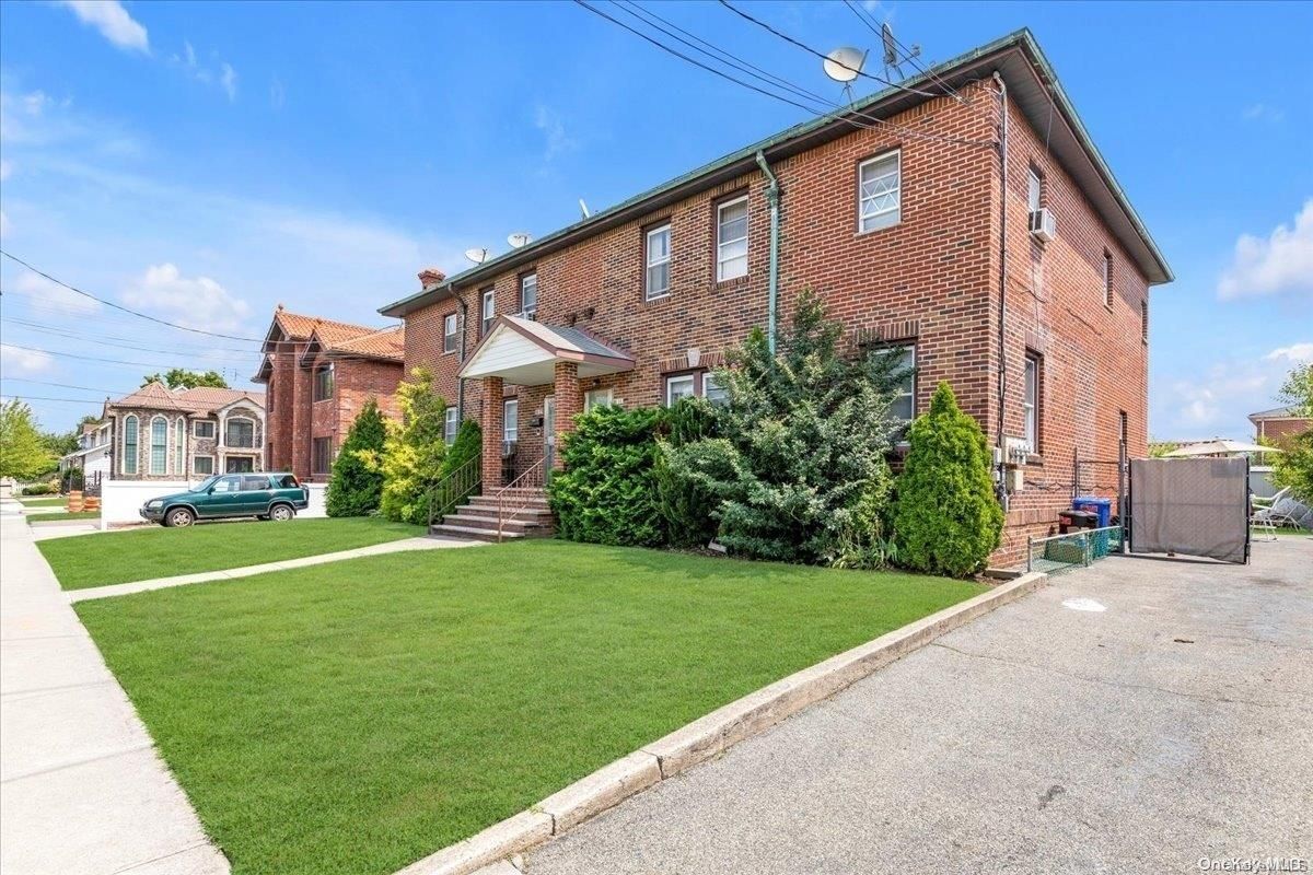 Exterior, Facade, Brick Facade, Georgian