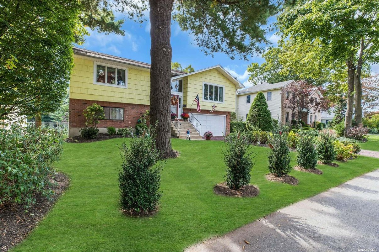 Attached, Exterior, Facade, Brick Facade, Raised Ranch