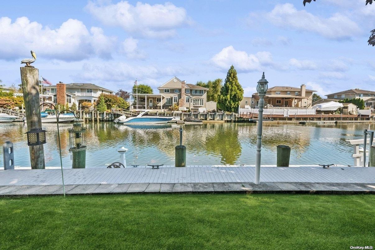 Exterior, Lake