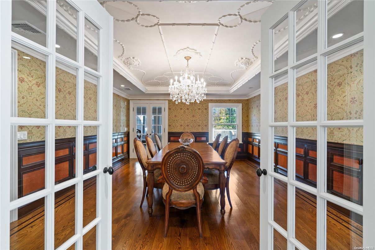 Chandelier, Dining room, Interior, Recessed Lighting, Wood Texture Flooring