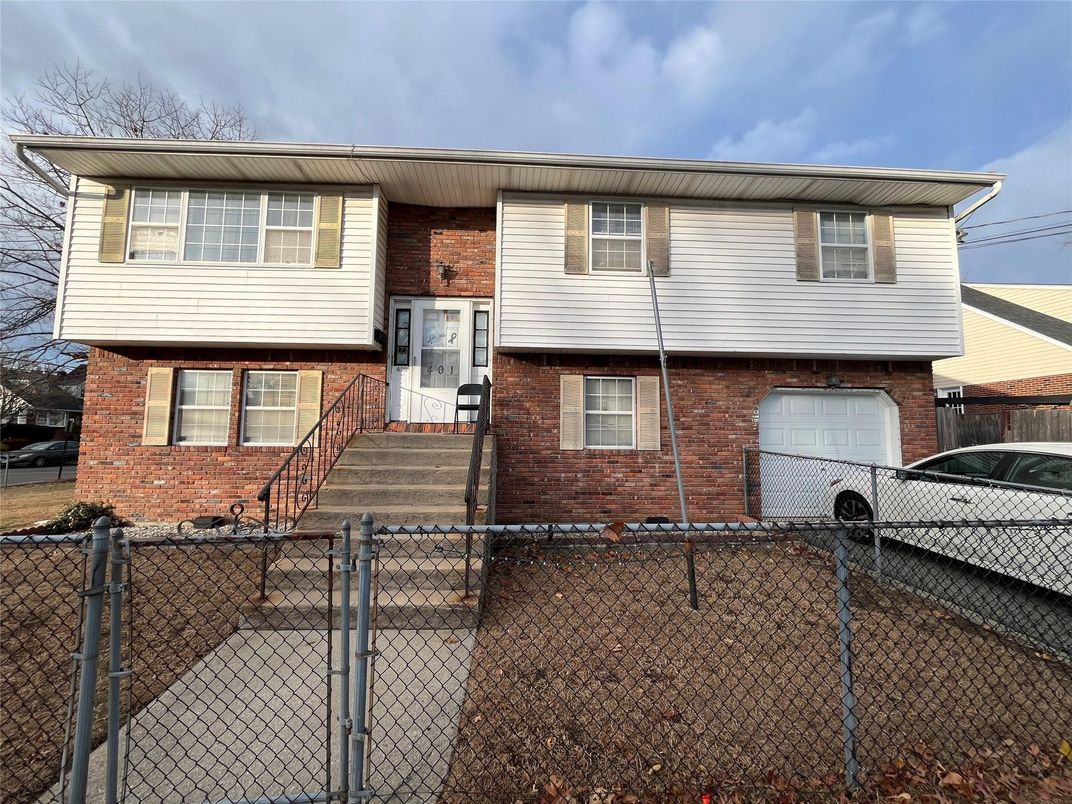 Attached, Exterior, Facade, Brick Facade, Raised Ranch