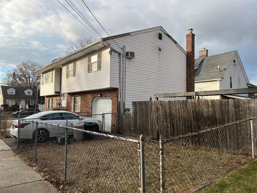 Attached, Exterior, Facade, Brick Facade, Raised Ranch