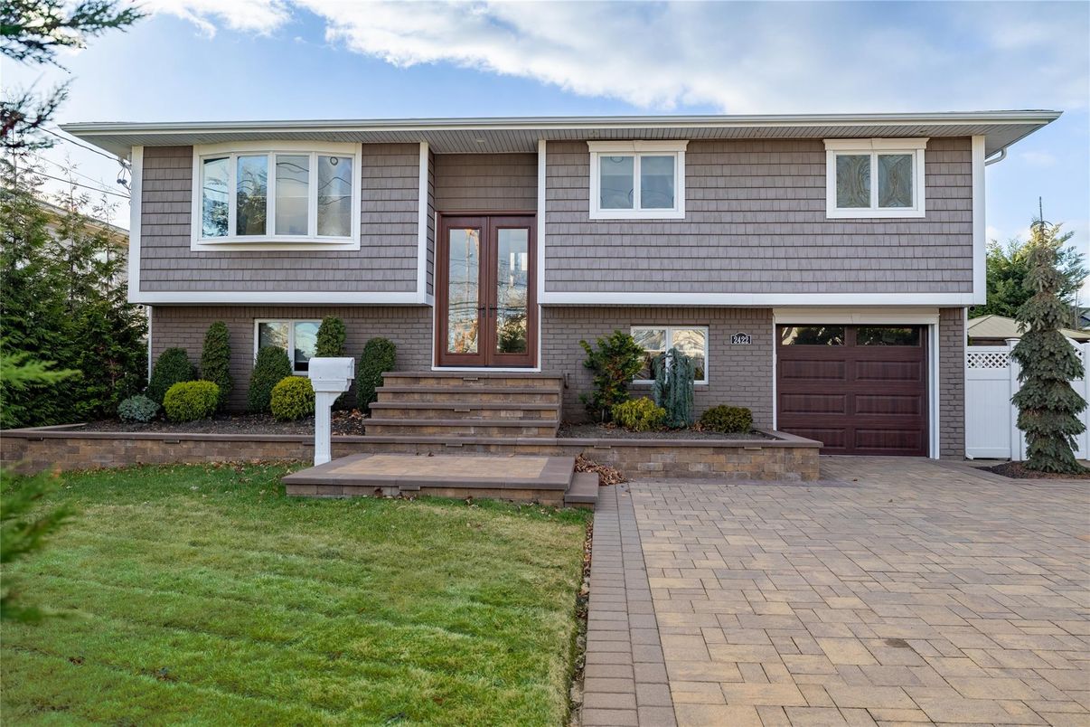 Attached, Exterior, Facade, Brick Facade, Raised Ranch