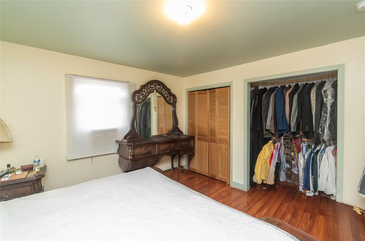Bedroom, Interior, Walk-in Closets, Wood Texture Flooring