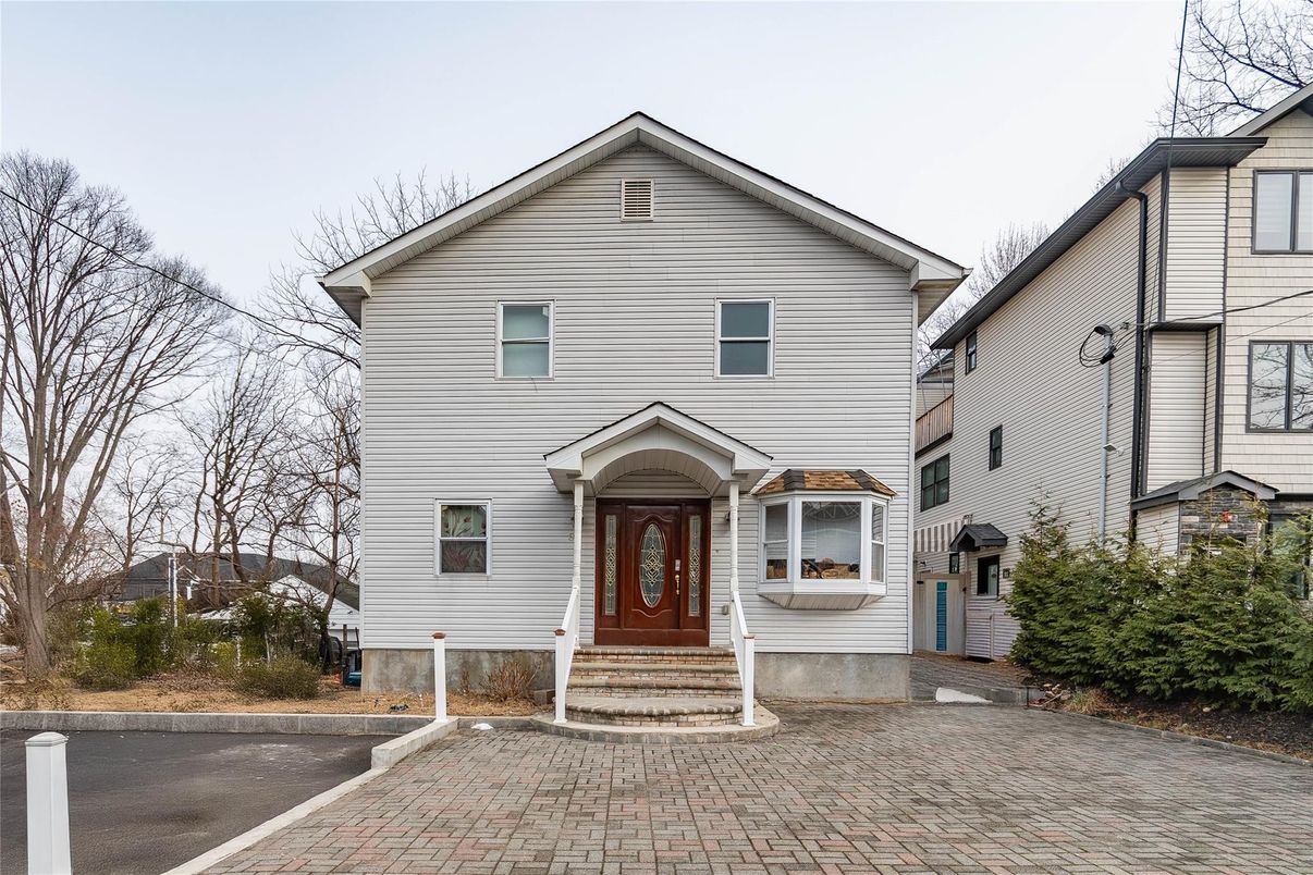 Exterior, Facade, Queen Anne Victorian