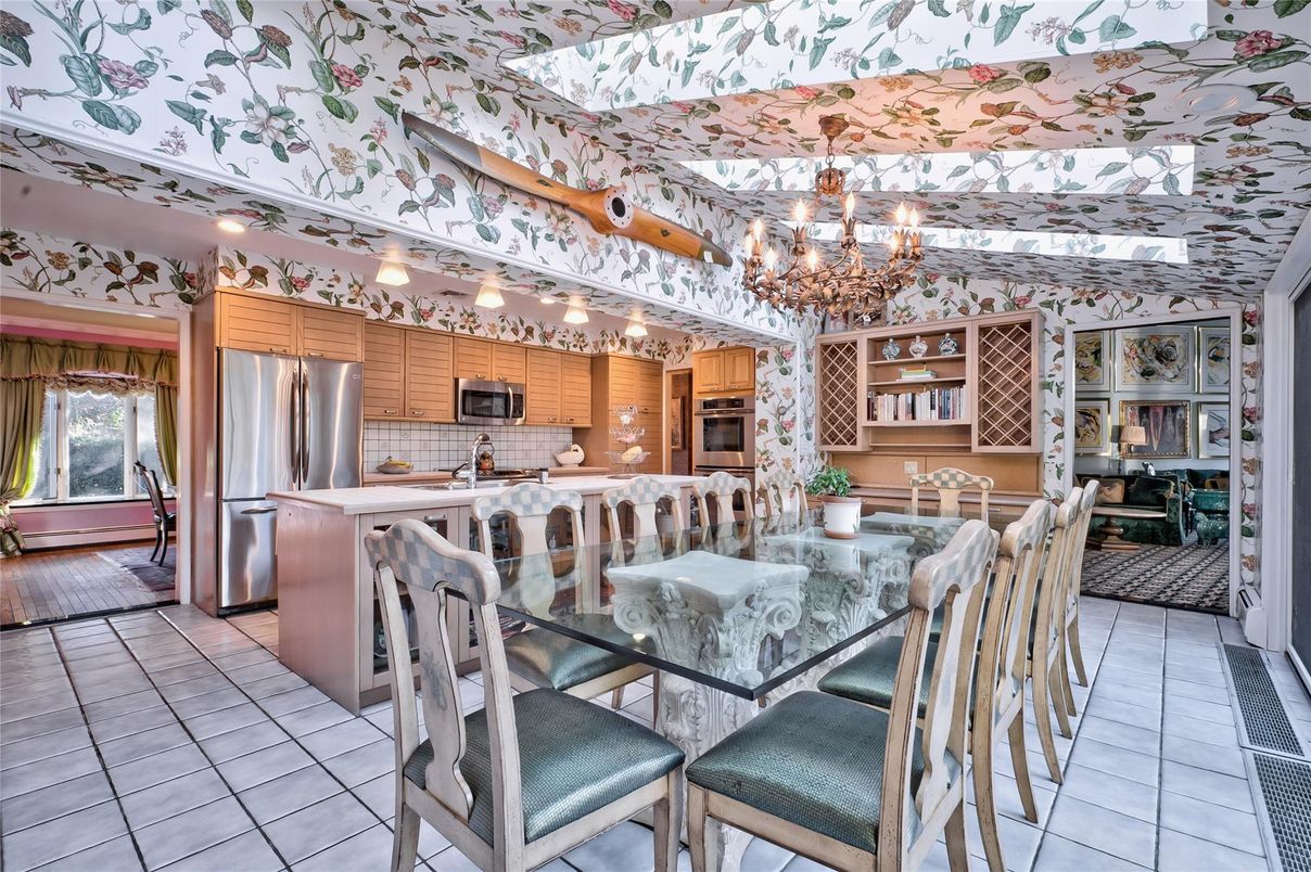 Chandelier, Dining room, Interior, Kitchen, Stainless Steel Appliances