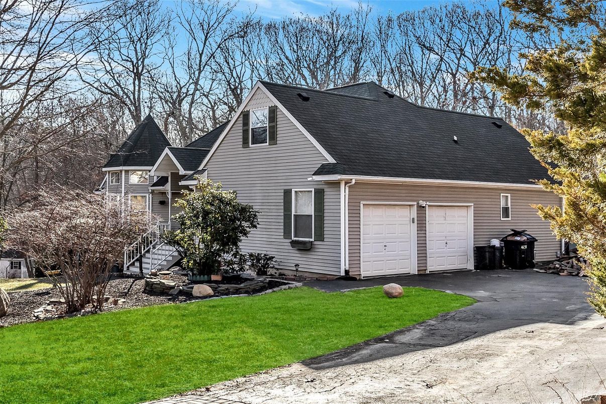 Attached, Exterior, Facade, Cape Cod