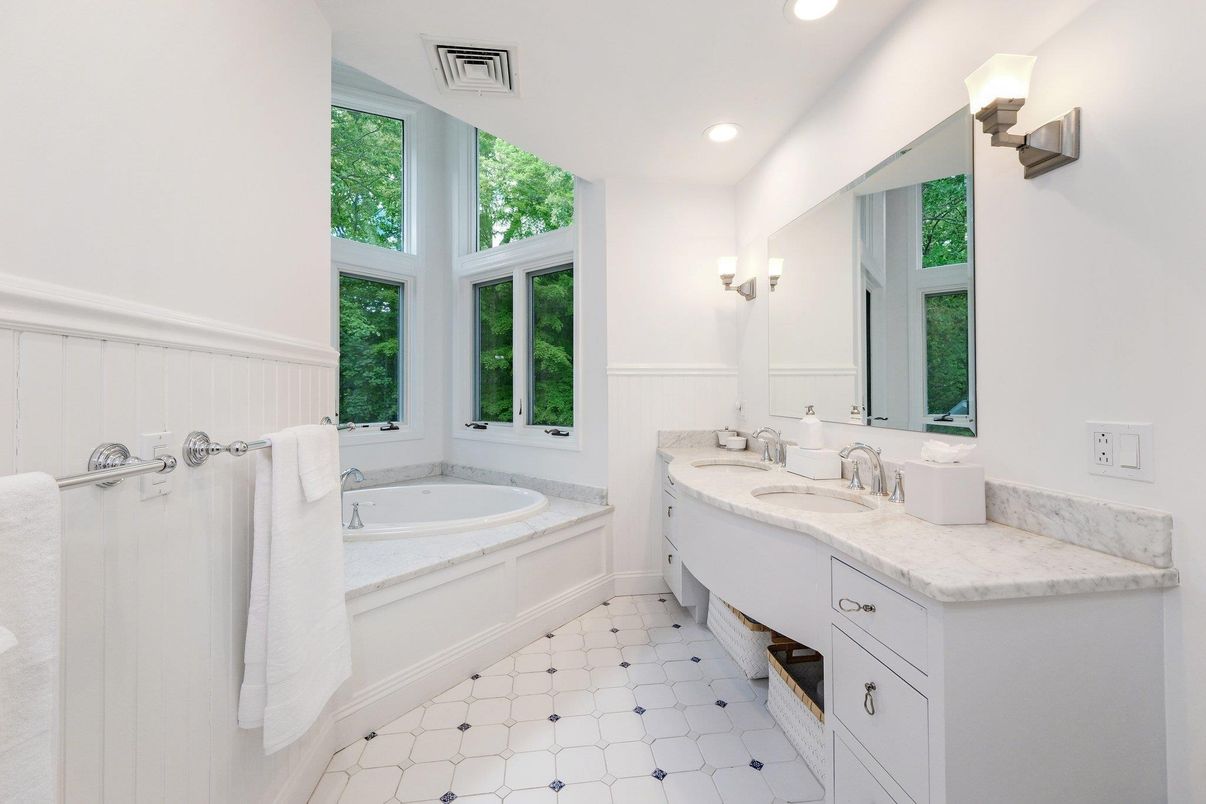 Bathroom, Dual Sink Vanities, Interior, Recessed Lighting