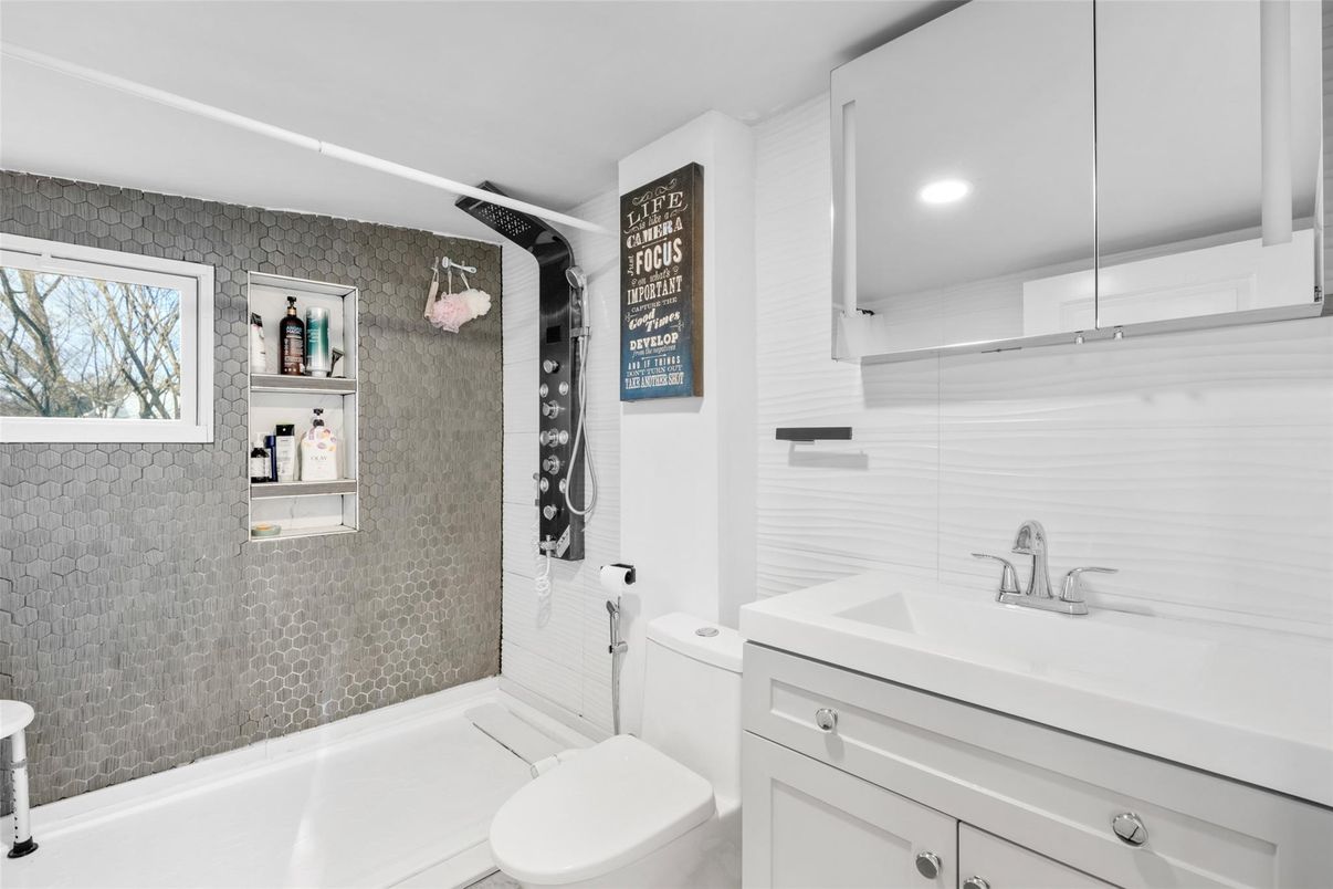 Bathroom, Interior, Recessed Lighting