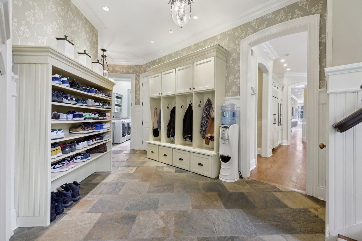 Interior, Pendant Lights, Recessed Lighting, Walk-in Closets, Wood Texture Flooring