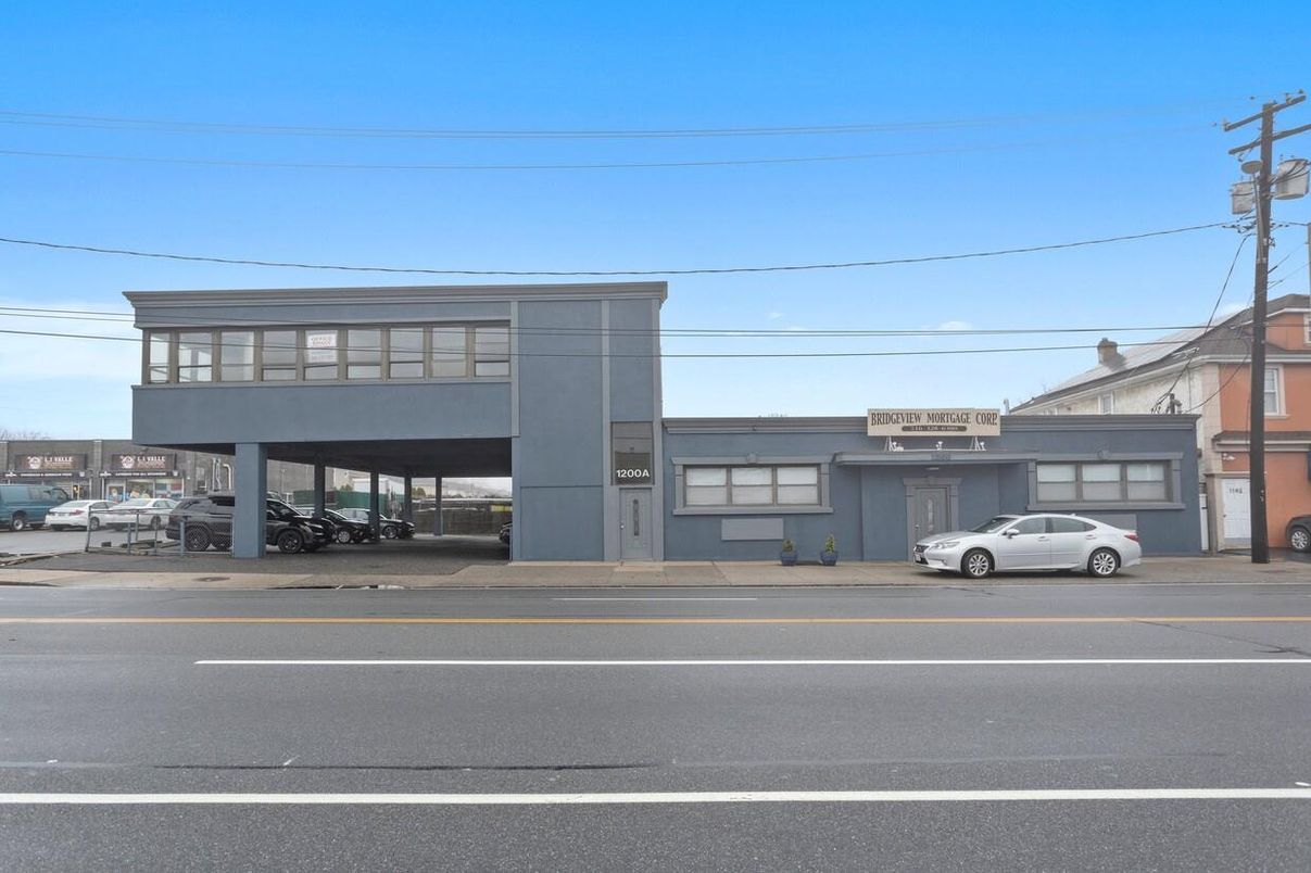 Exterior, Facade, Modern