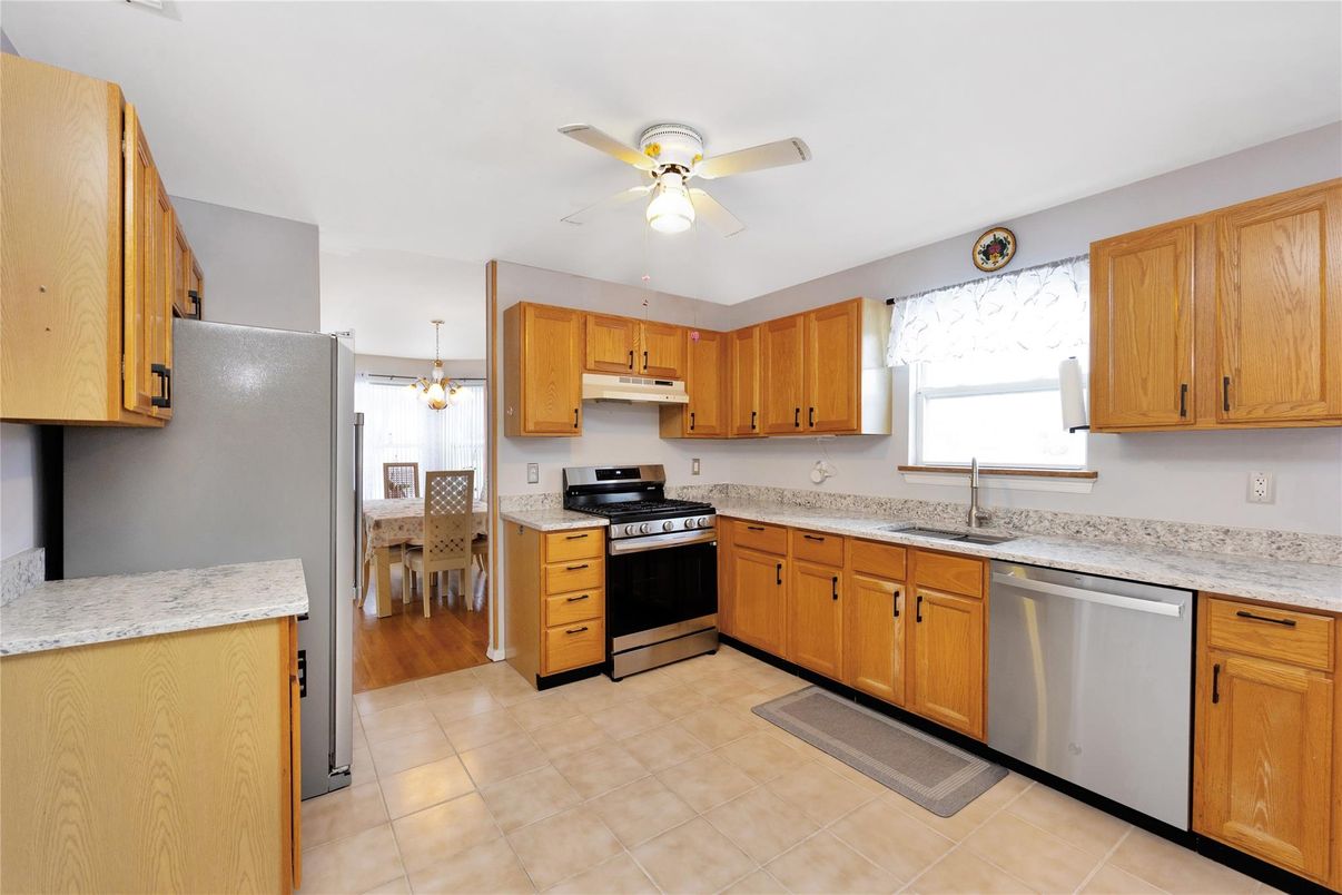 Dining room, Interior, Kitchen, Stainless Steel Appliances, Wood Texture Flooring