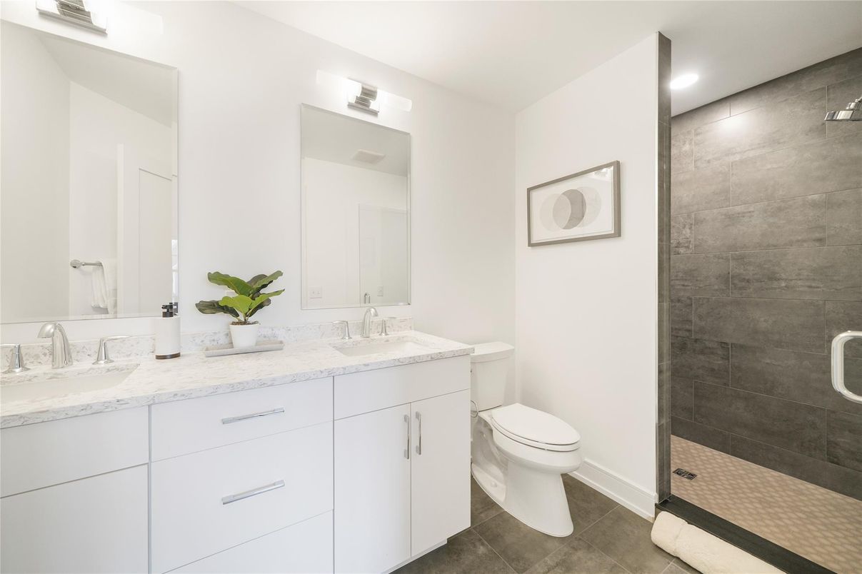 Bathroom, Dual Sink Vanities, Interior, Recessed Lighting