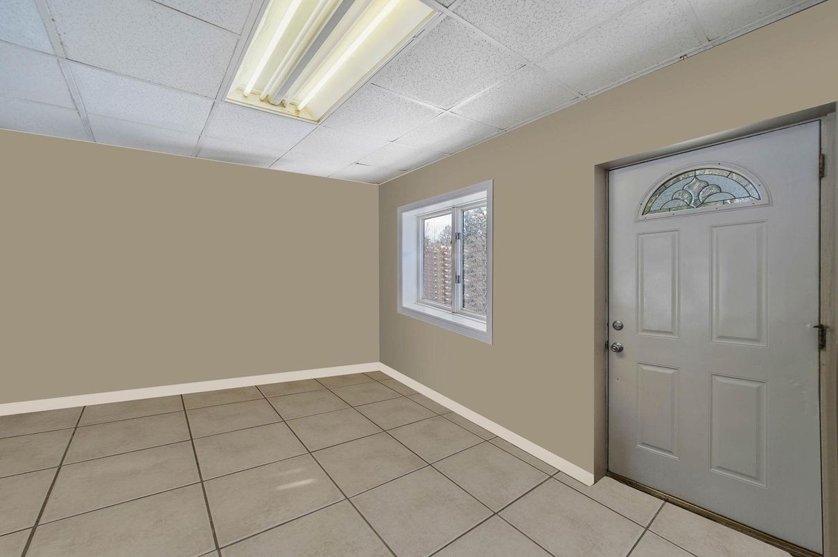 Empty room, Interior