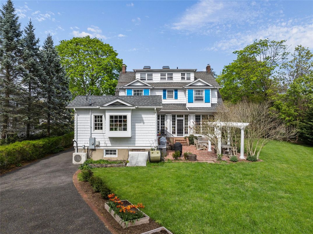 Backyard, Exterior, Facade, American Foursquare