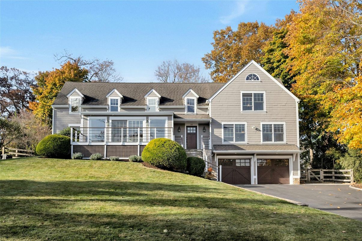 Attached, Exterior, Facade, Farmhouse