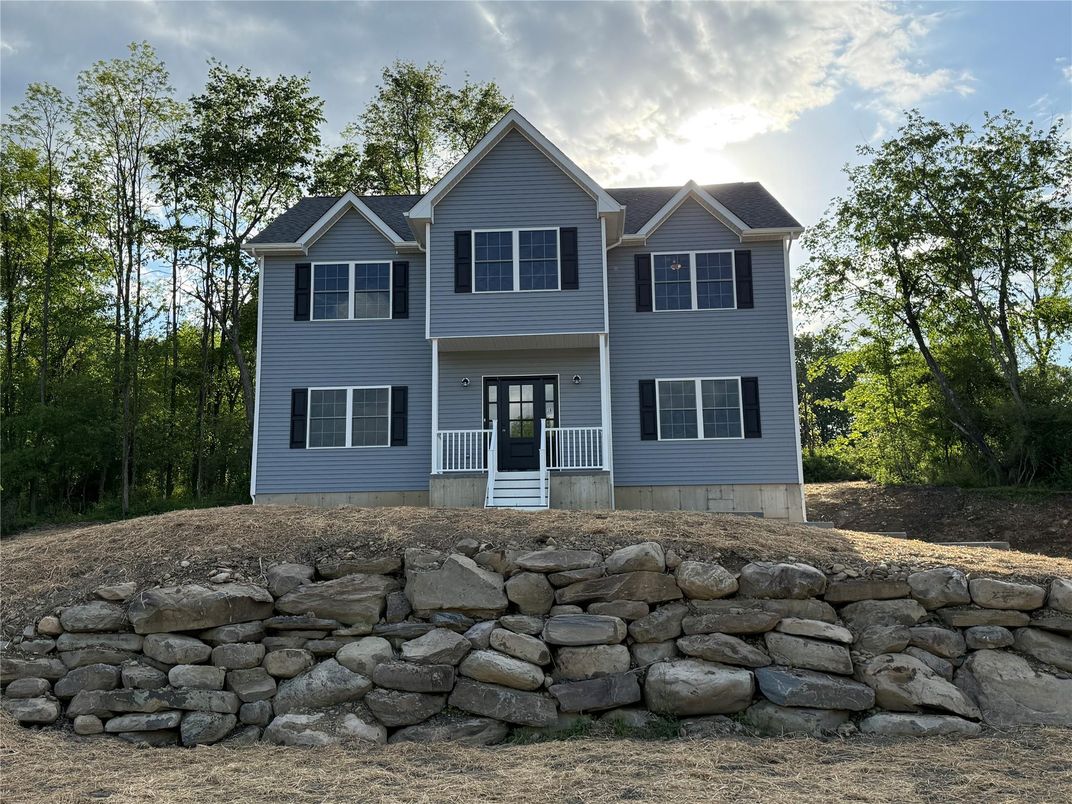 Exterior, Facade, Raised Ranch