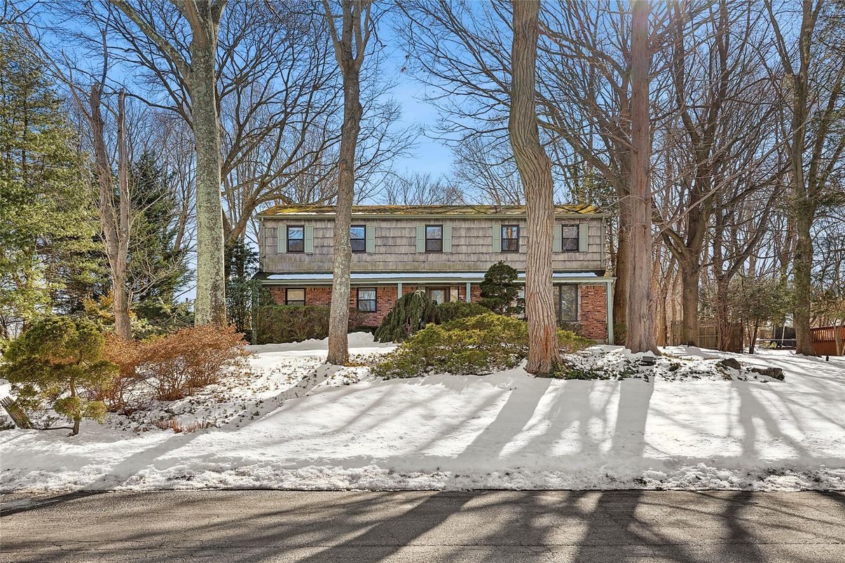 Exterior, Facade, Brick Facade, Raised Ranch