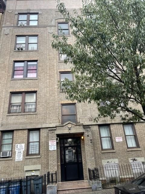 Exterior, Facade, Brick Facade, Rowhouse
