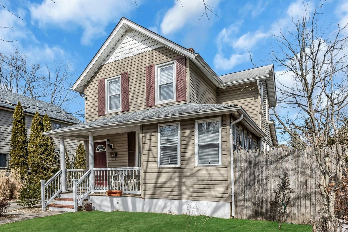 Exterior, Facade, Queen Anne Victorian