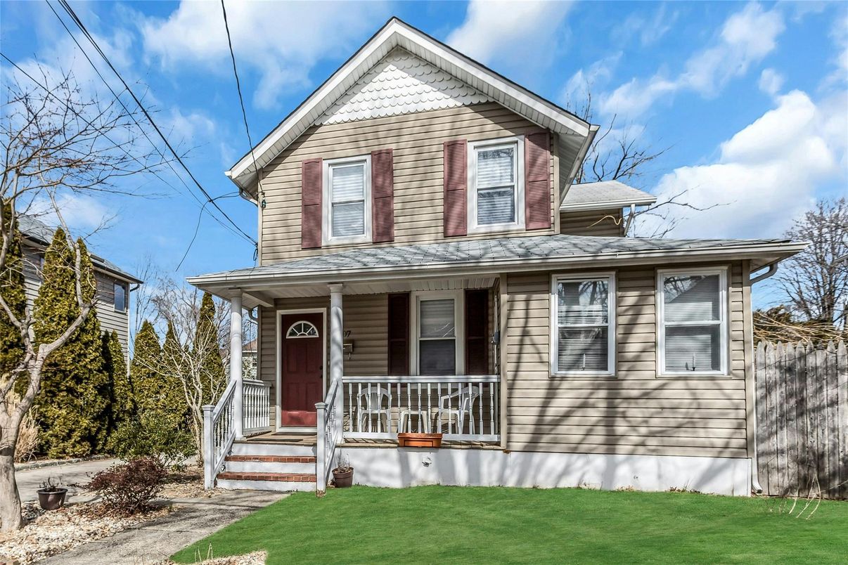 Exterior, Facade, Queen Anne Victorian