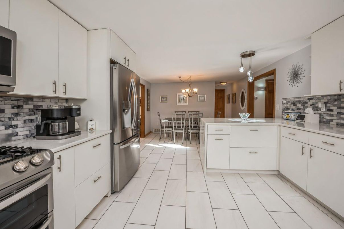 Chandelier, Dining room, Interior, Kitchen, Pendant Lights, Stainless Steel Appliances