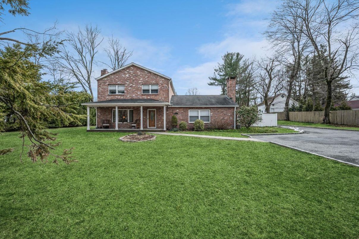 Backyard, Exterior, Facade, Brick Facade, Split Level