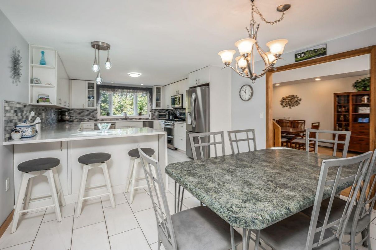 Chandelier, Dining room, Interior, Kitchen, Pendant Lights, Recessed Lighting, Stainless Steel Appliances