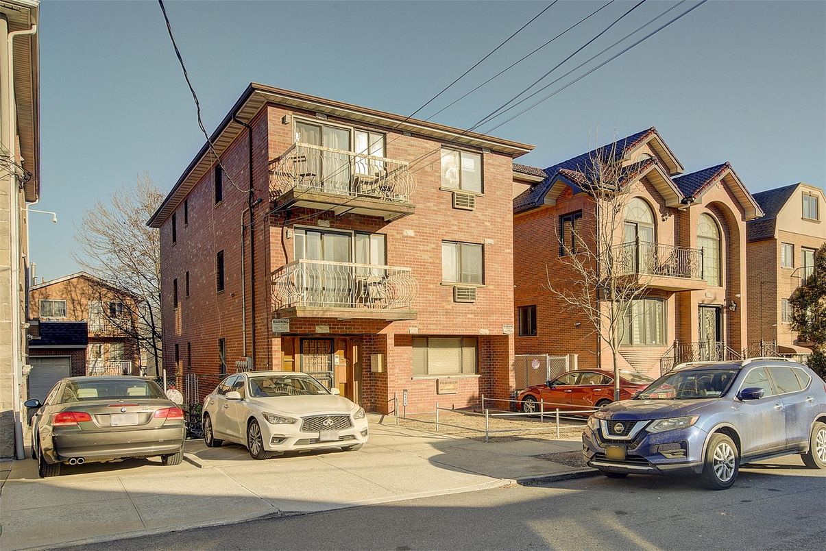 Exterior, Facade, Brick Facade, Rowhouse