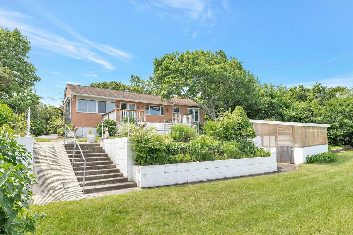 Backyard, Exterior, Facade, Raised Ranch