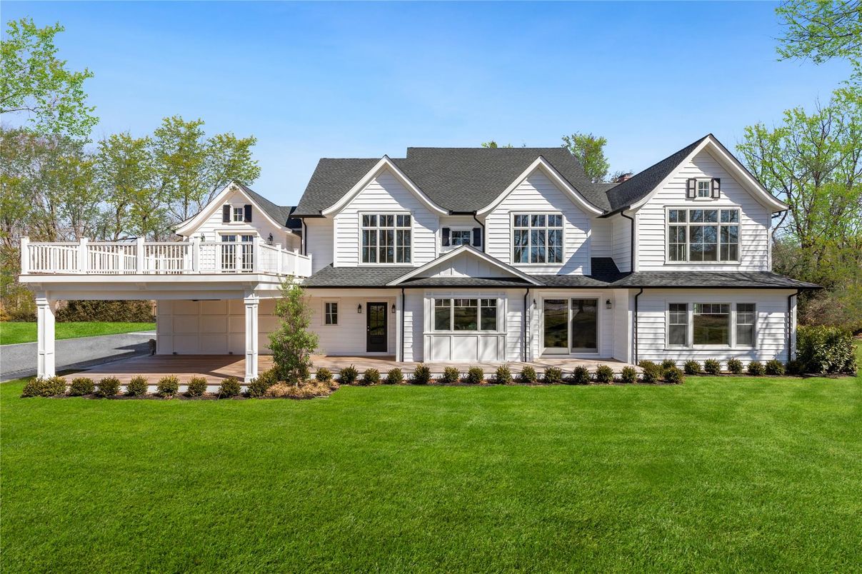 Attached, Exterior, Facade, Farmhouse