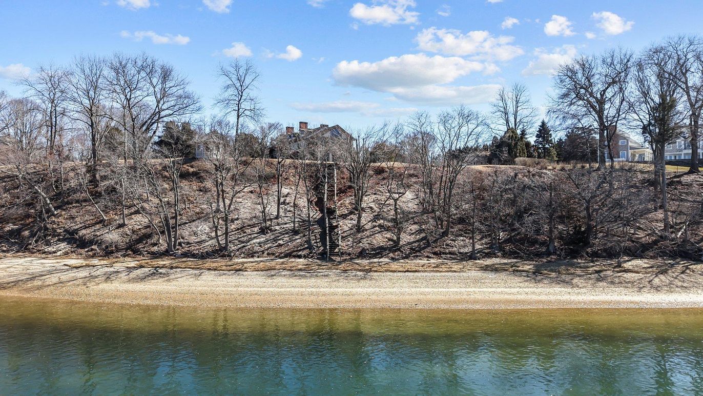 Exterior, Lake