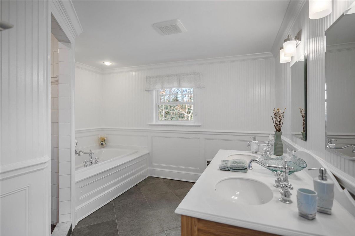 Bathroom, Dual Sink Vanities, Interior, Recessed Lighting