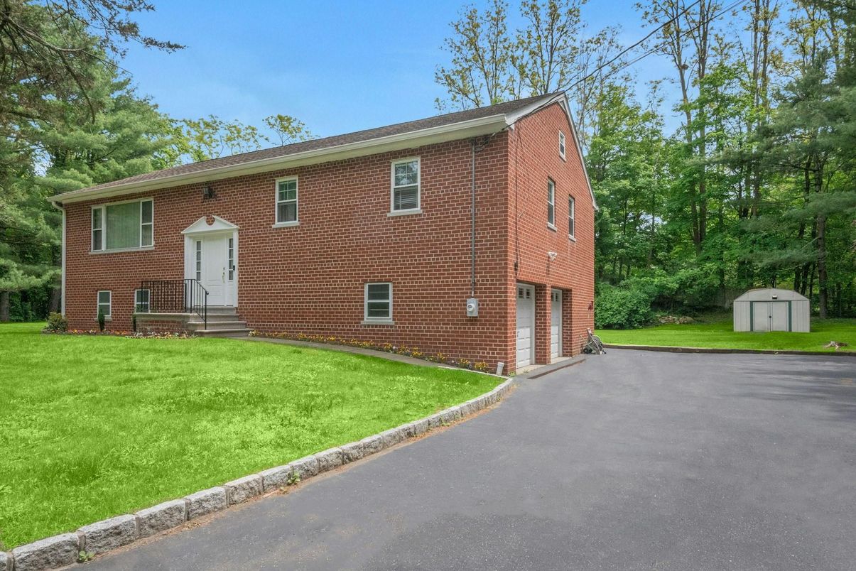 Attached, Exterior, Facade, Brick Facade, Georgian