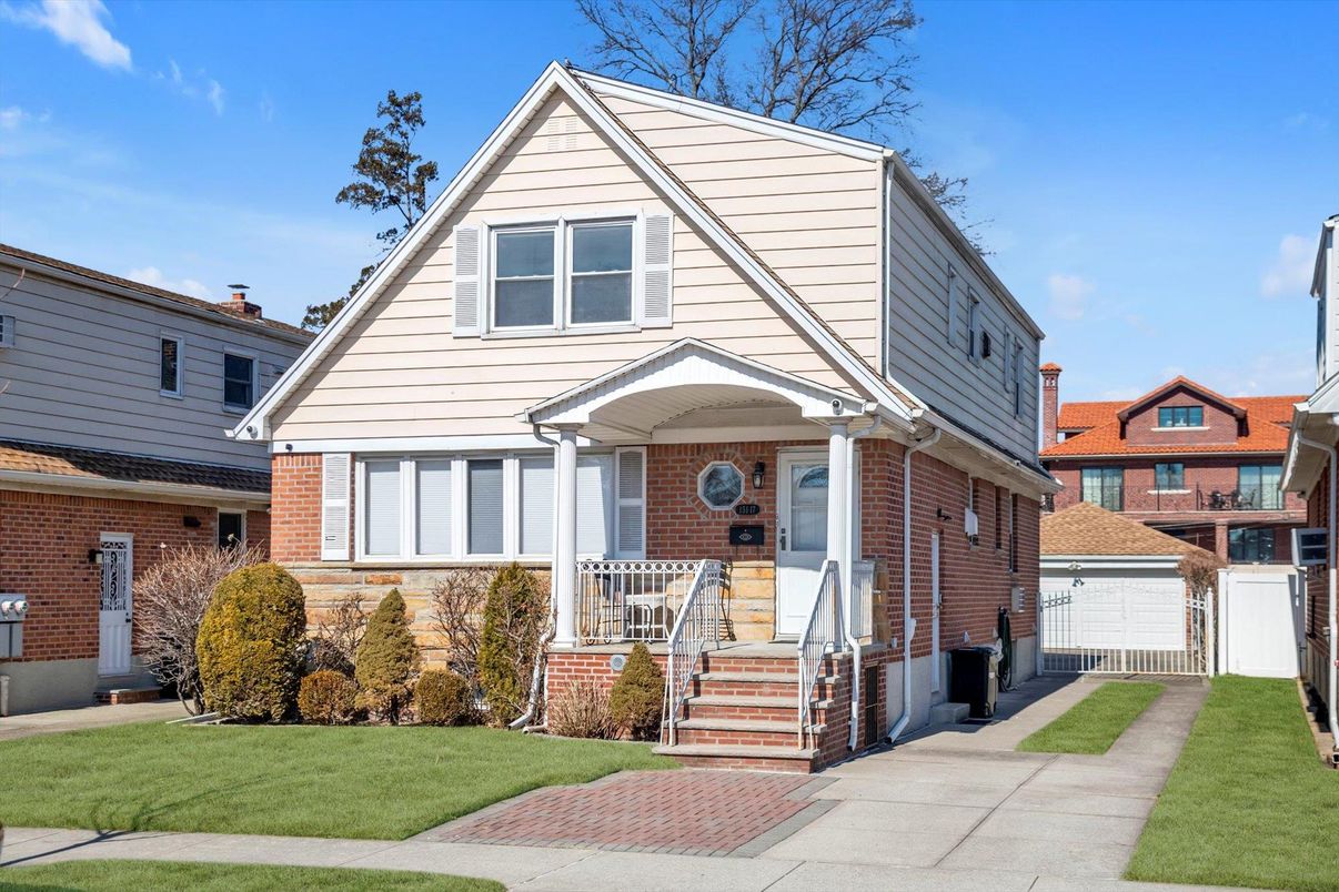 Exterior, Facade, Brick Facade, Queen Anne Victorian