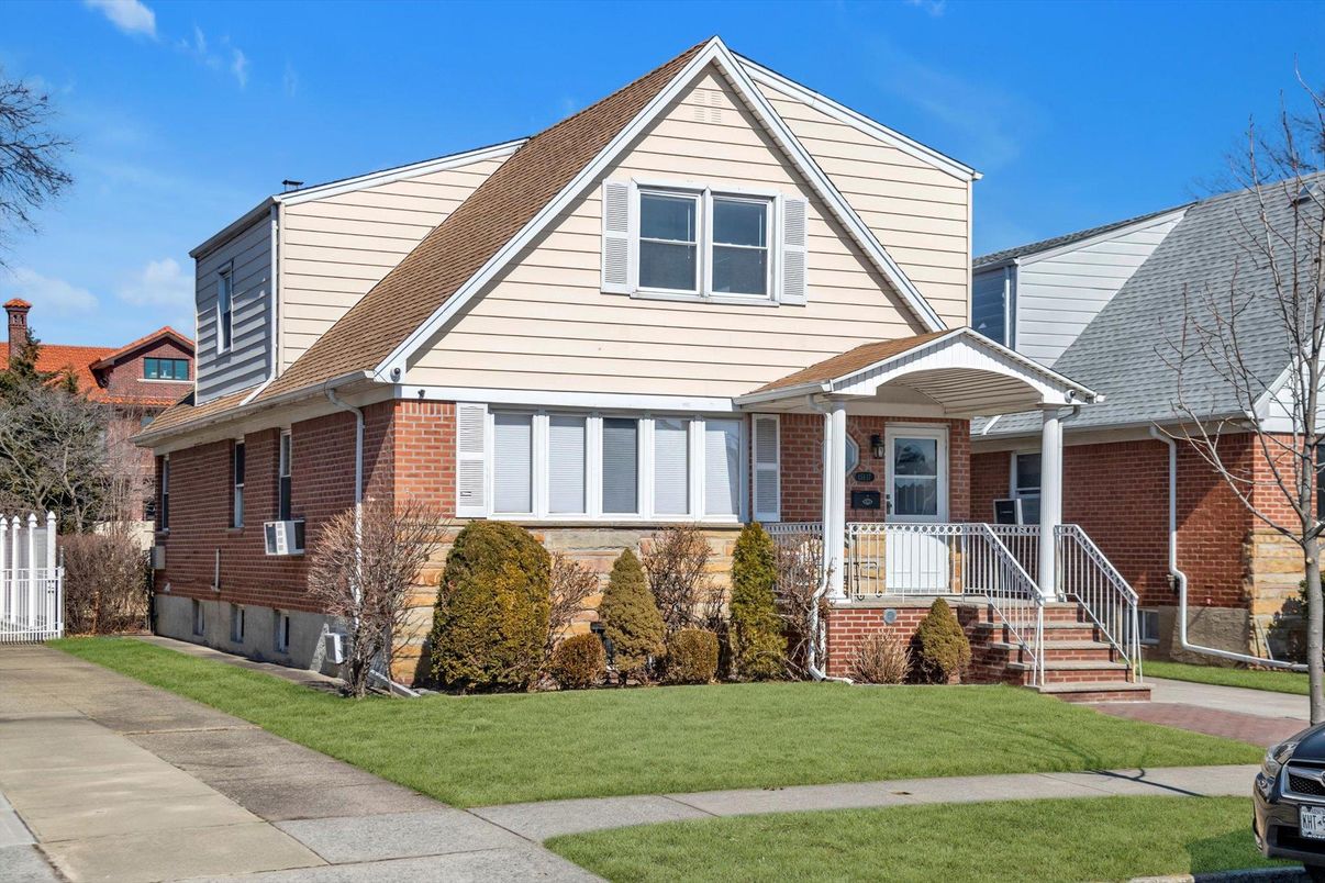 Exterior, Facade, Brick Facade, Queen Anne Victorian