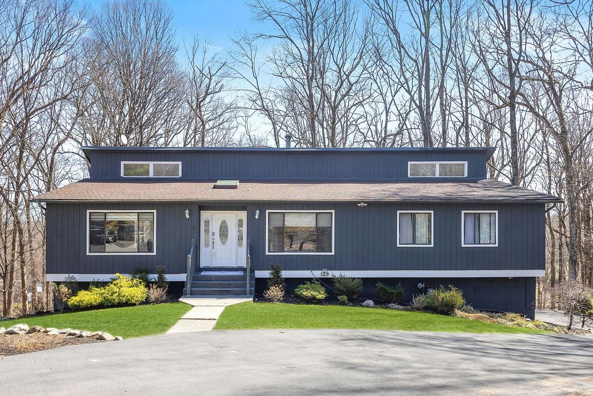 Exterior, Facade, Raised Ranch